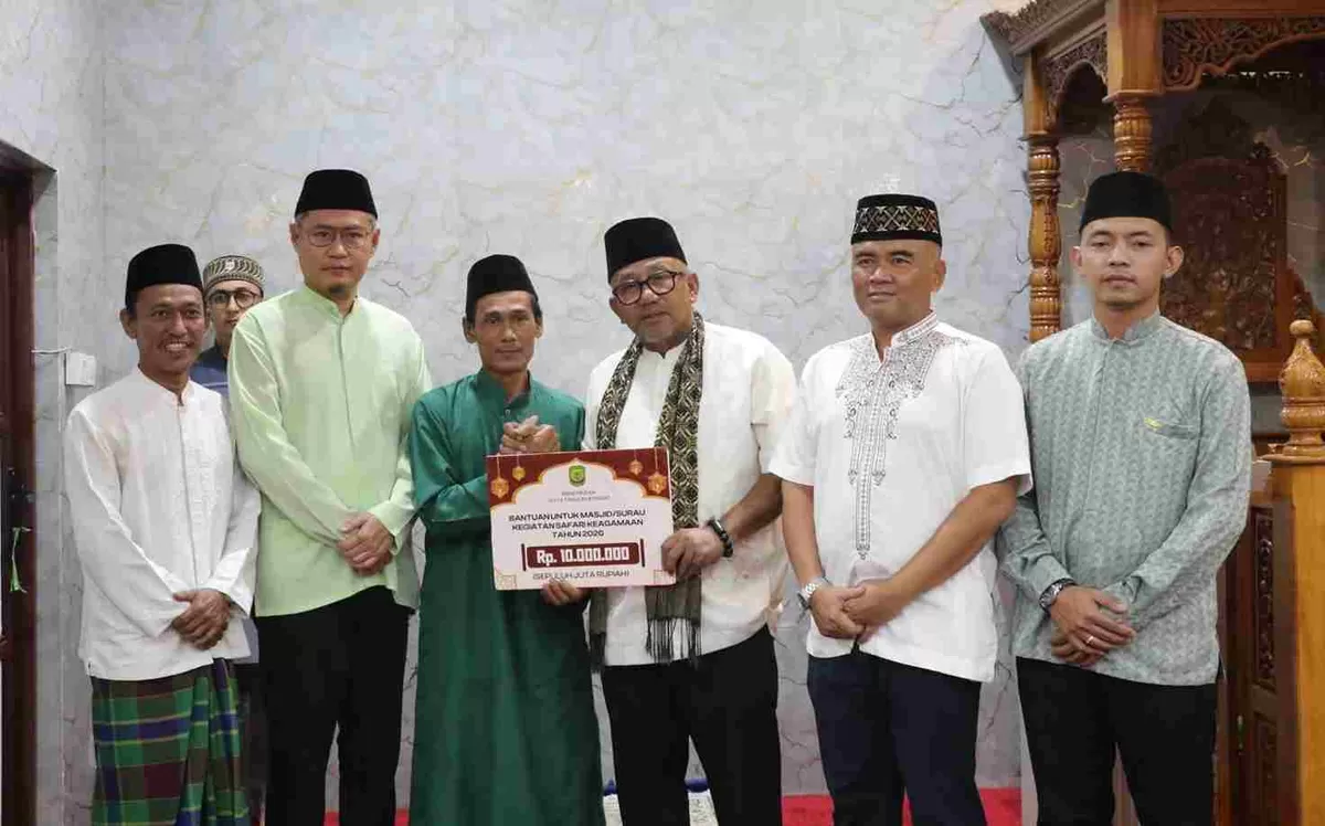 Walikota Tanjungpinang Lis Darmansyah menyerahkan bantuan pembangunan Rp10 juta kepada Masjid Al Ihsan, Perumahan Bukit Indah Lestari. (Foto:Diskominfo Tanjungpinang)