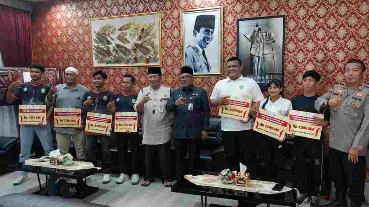 Walikota Tanjungpinang Lis Darmansyah foto bersama usai menyerahkan bonus kepada para atlet dan pelatih Kota Tanjungpinang.(Foto:Diskominfo Tanjungpinang)