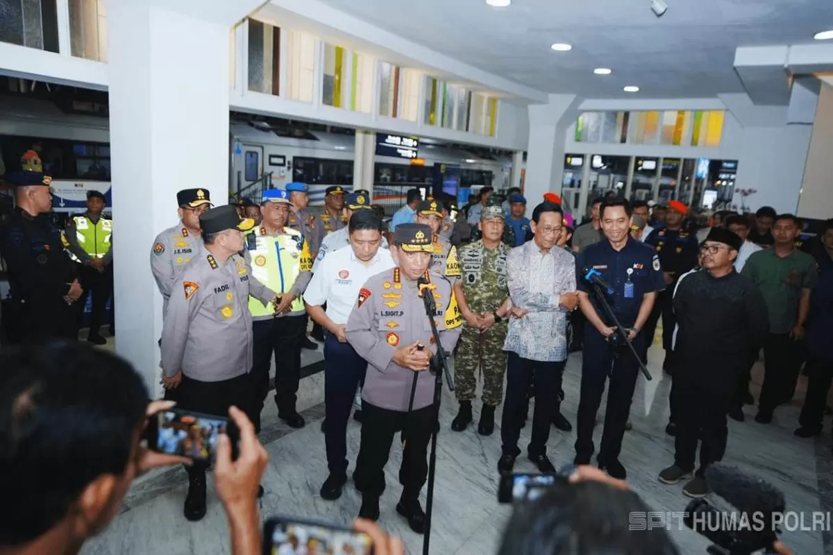 Kapolri Tinjau Arus Mudik di Stasiun Tugu Yogyakarta