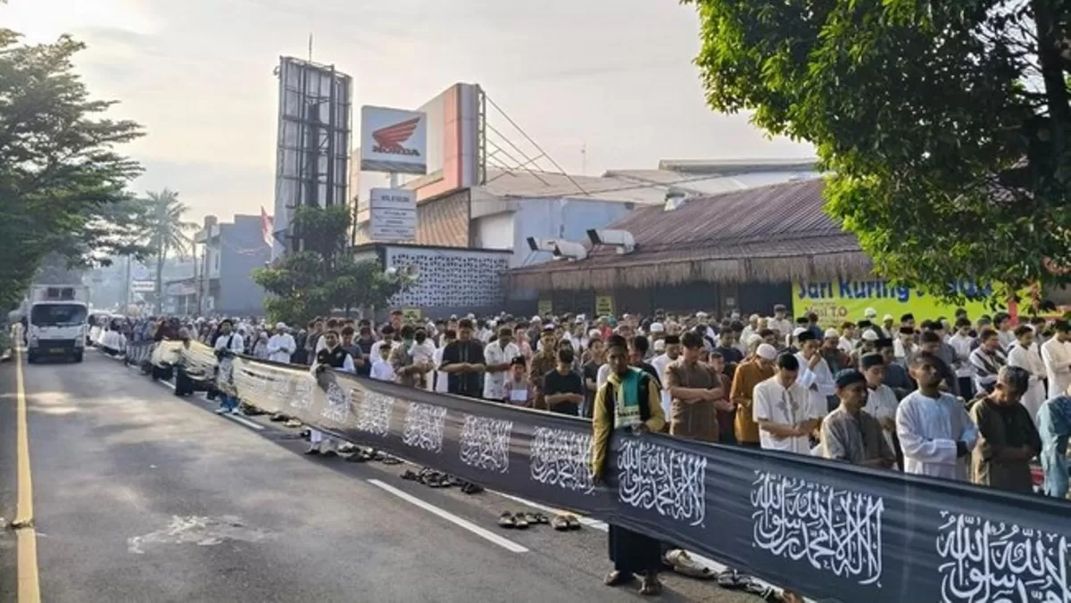 Ratusan jemaah Majelis Sabilun Nahdhah melaksanakan Shalat Idul Fitri 1447 Hijriah di halaman RM Sari Kuring Sunda, Jalan Ir H. Juanda, Depok. (cnnindonesia.com)