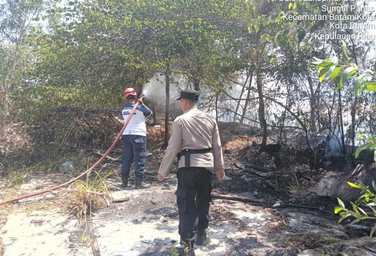 Kesigapan Personel Polsek Lubuk Baja Tangani Kebakaran Lahan Kosong di Kawasan Gudang Pelita