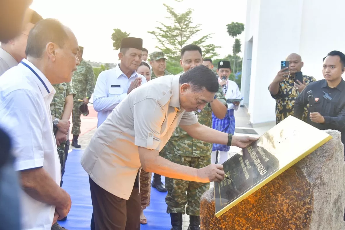 Menteri Pertahanan RI Jenderal TNI (Purn) Sjafrie Sjamsoeddin saat meresmikan Masjid Bintang Amin Angkasa di Lanud Hang Nadim Batam.(Foto:Diskominfo Kepri)
