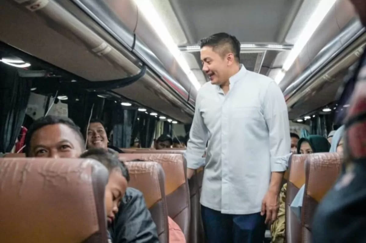 Sekretaris Kabinet Teddy Indra Wijaya meninjau langsung pengelolaan puncak arus balik Lebaran 2026 di Terminal Terpadu Pulo Gebang, Cakung, Jakarta, pada Rabu dini hari, 25 Maret 2026. Foto: Ist.