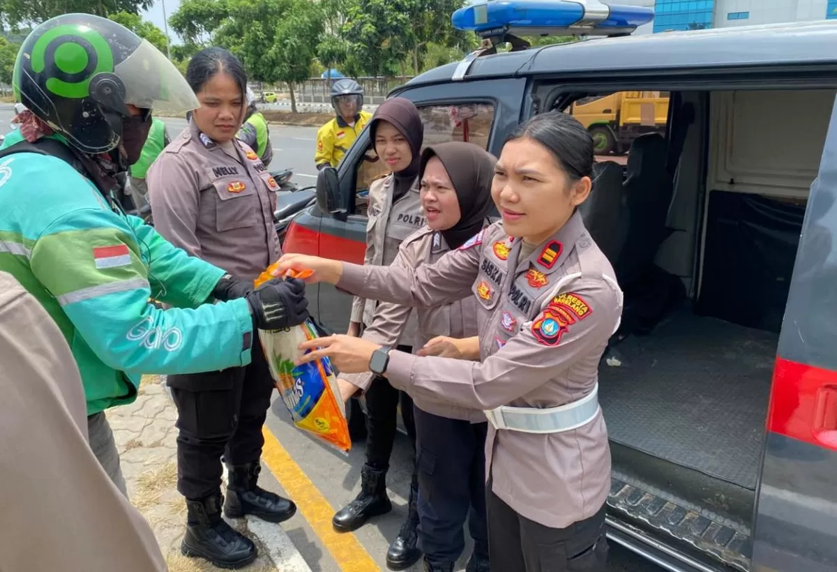 Polwan Polresta Barelang Tebar Kepedulian, Bagikan Sembako kepada Ojek Online di Batam Kota