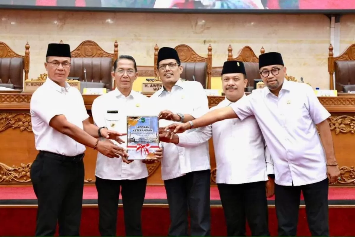 Wali Kota Batam, Amsakar Achmad, bersama pimpinan DPRD Batam usai menyampaikan LKPJ Tahun Anggaran 2025 di Ruang Sidang Utama DPRD Batam.