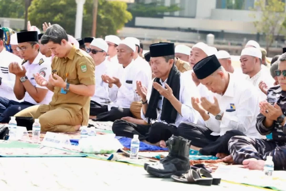 Di Bawah Terik Matahari, Amsakar bersama Warga Batam Sholat Istisqo Memohon Hujan
