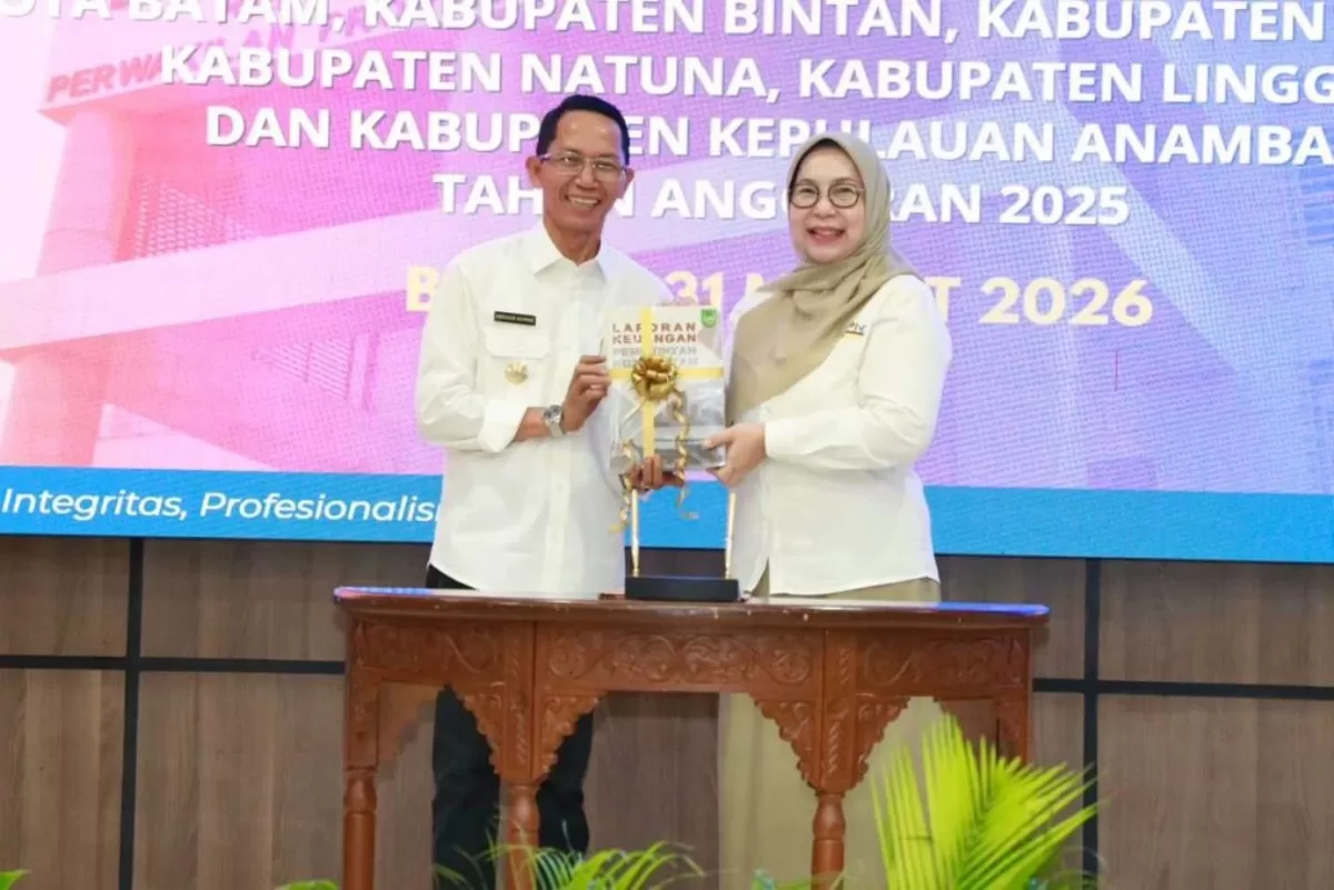 Wali Kota Batam, Amsakar Achmad, menyerahkan LKPD unaudited 2025 kepada Kepala BPK RI Perwakilan Kepri, Emmy Mutiarini, Selasa, 31 Maret 2026.