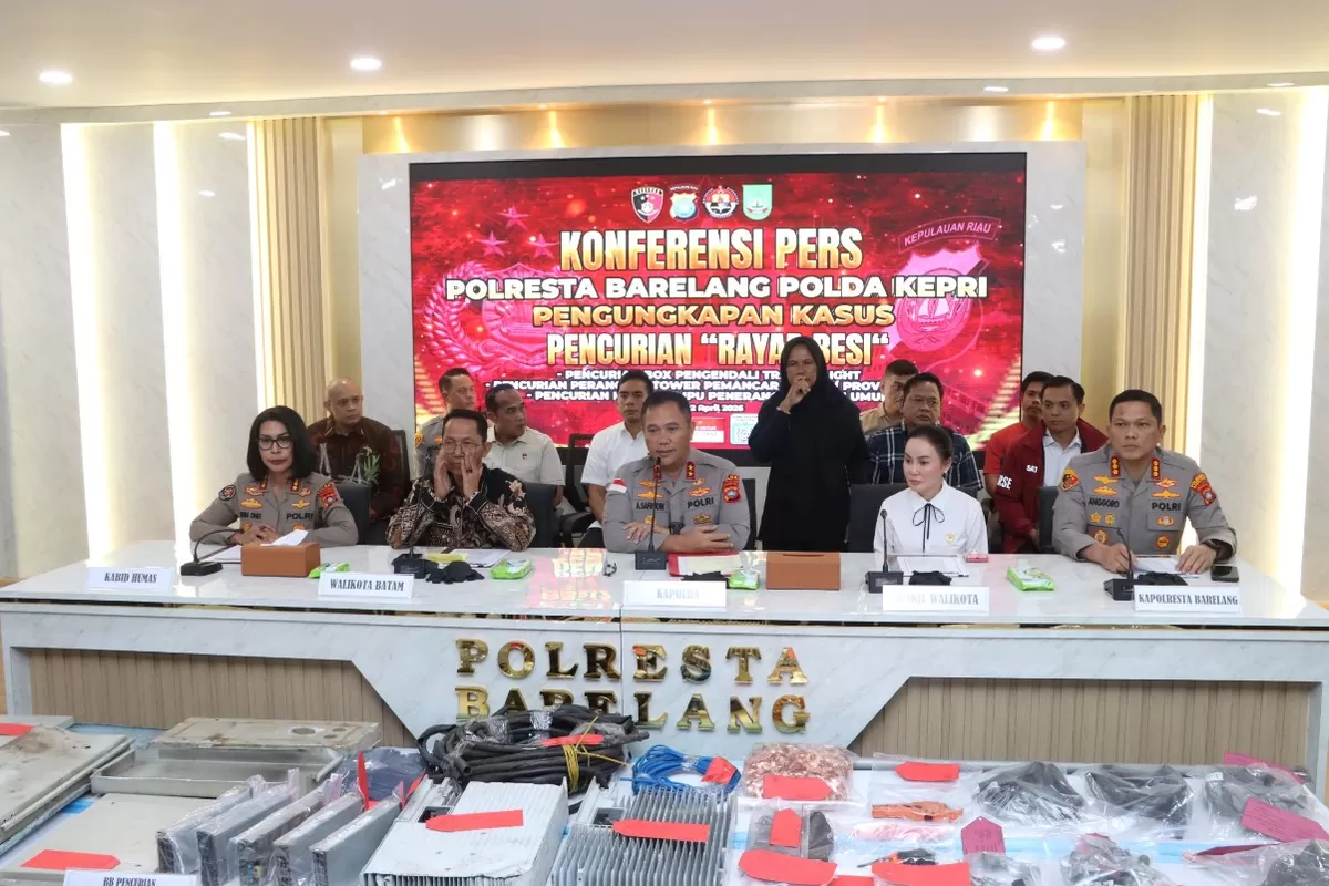 Kapolda Kepri Pimpin Konferensi Pers Pengungkapan Pencurian Fasilitas Publik yang Meresahkan Masyarakat Batam