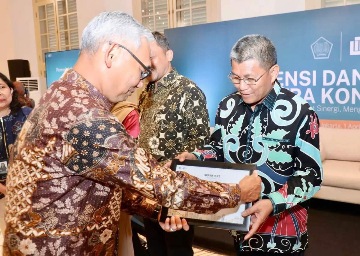  Direktur Jenderal Kekayaan Negara Kementerian Keuangan, Rionald Silaban, menyerahkan piagam penghargaan kepada Sekda Batam, Firmansyah, di Jakarta, Rabu, 1 April 2026.
