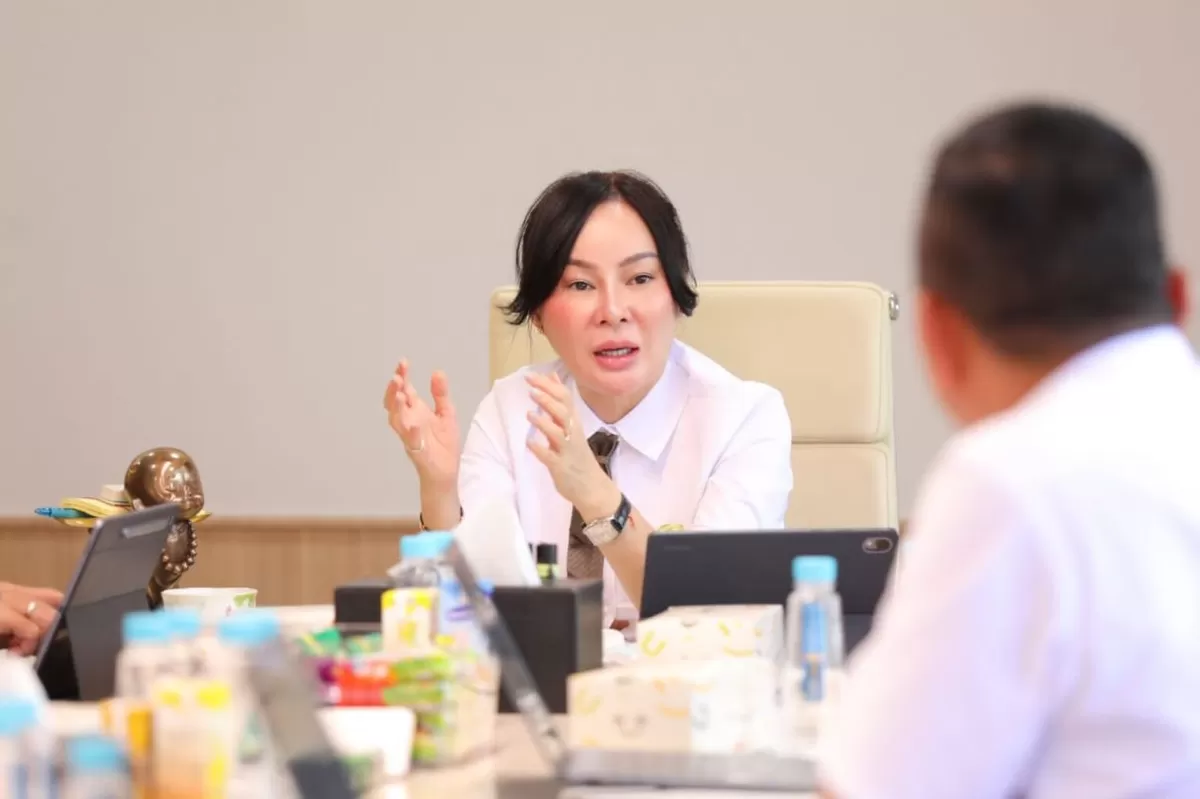 Wakil Wali Kota Batam, Li Claudia Chandra, memimpin rapat transformasi tata kelola persampahan Kota Batam tahun 2026, Rabu, 1 April 2026.