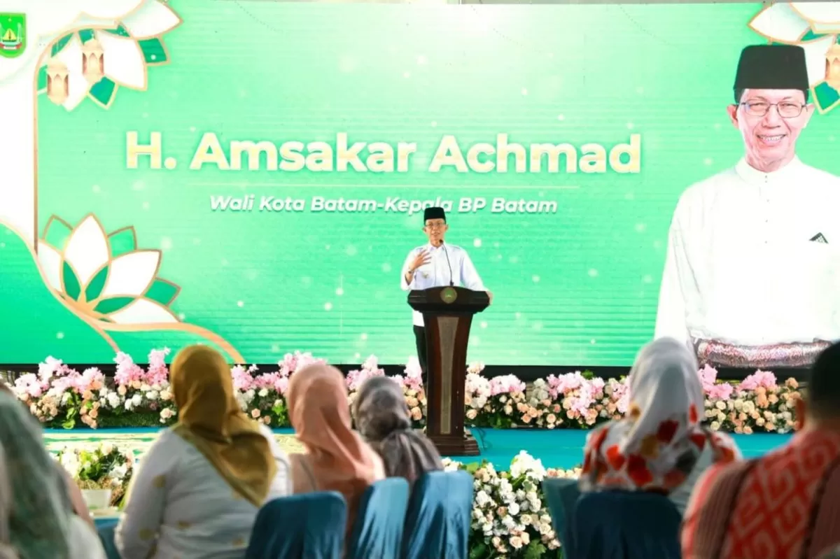   Wali Kota Batam, Amsakar Achmad, menyampaikan sambutan saat menghadiri halalbihalal TP PKK Batam, Kamis, 2 April 2026.