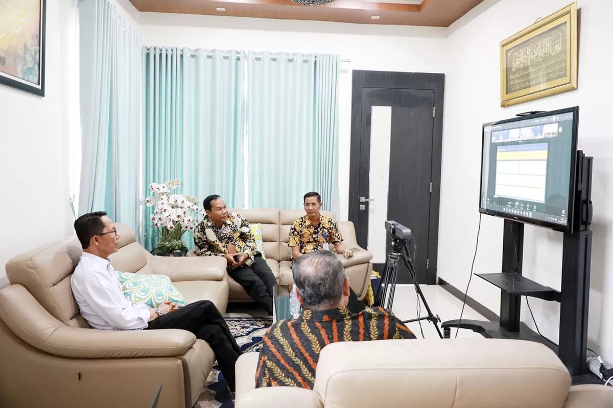 Wali Kota Batam, Amsakar Achmad, mengikuti entry meeting pemeriksaan LKPD Tahun 2025 secara virtual melalui Zoom Meeting, Kamis, 2 April 2026.