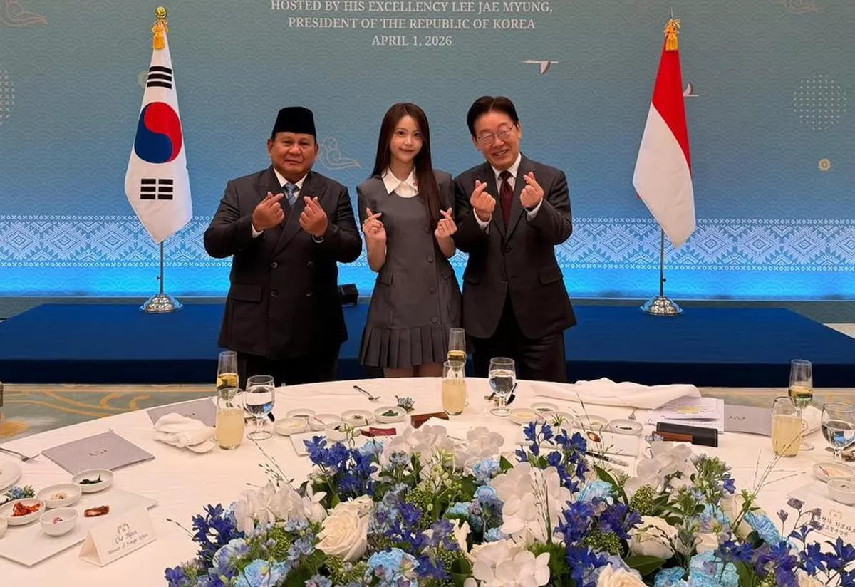 Momen Prabowo Bertemu Carmen Hearts2Hearts, Kompak Lakukan Simbol Jari Hati