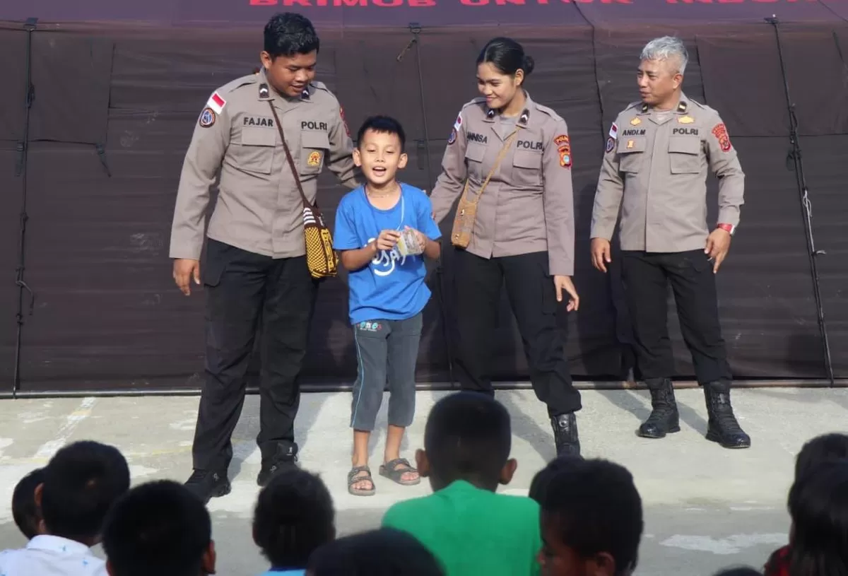 Satgas Ops Damai Cartenz Bagikan Kebahagiaan di Hari Paskah
