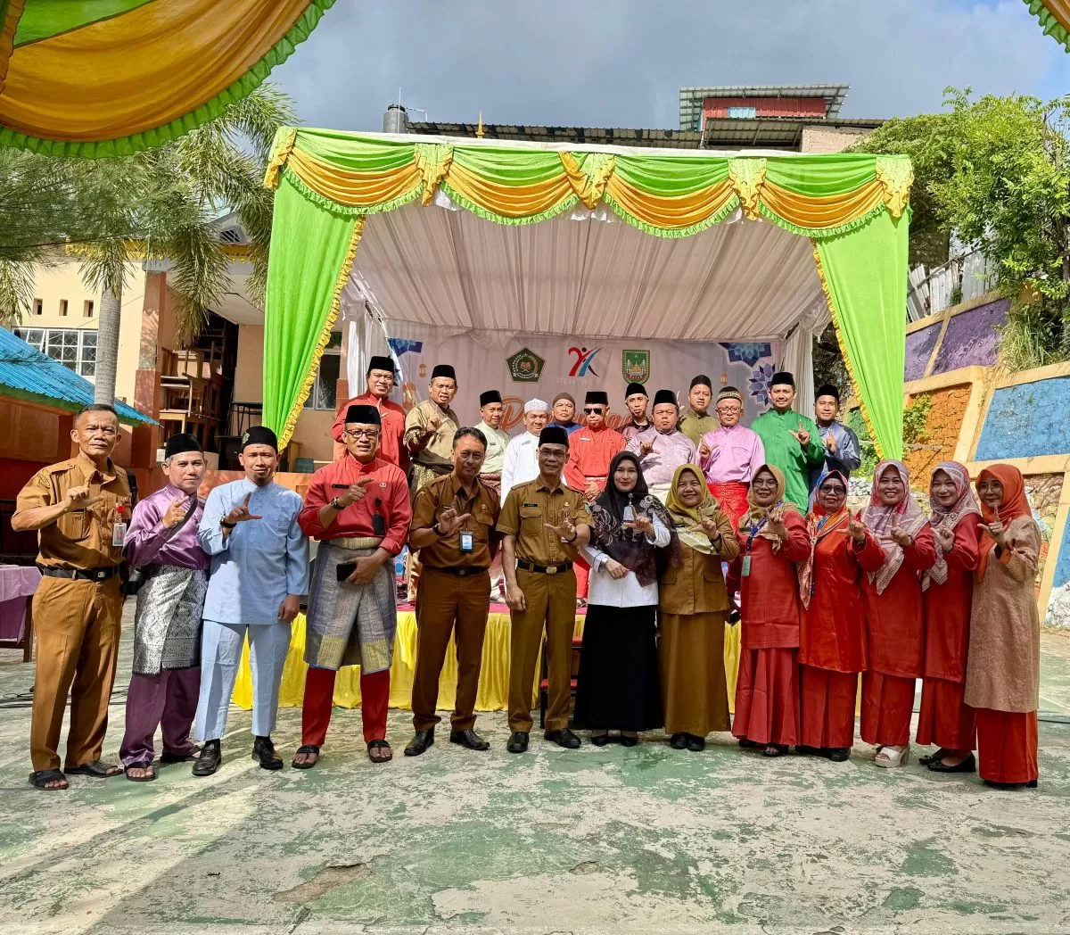  Dinas Pendidikan,Kemenag, KKG serta beberapa Kepsek SD kecamatan Bengkong Photo bersama usai resmi membuka Pentas PAI tingkat kecamatan Bengkong.