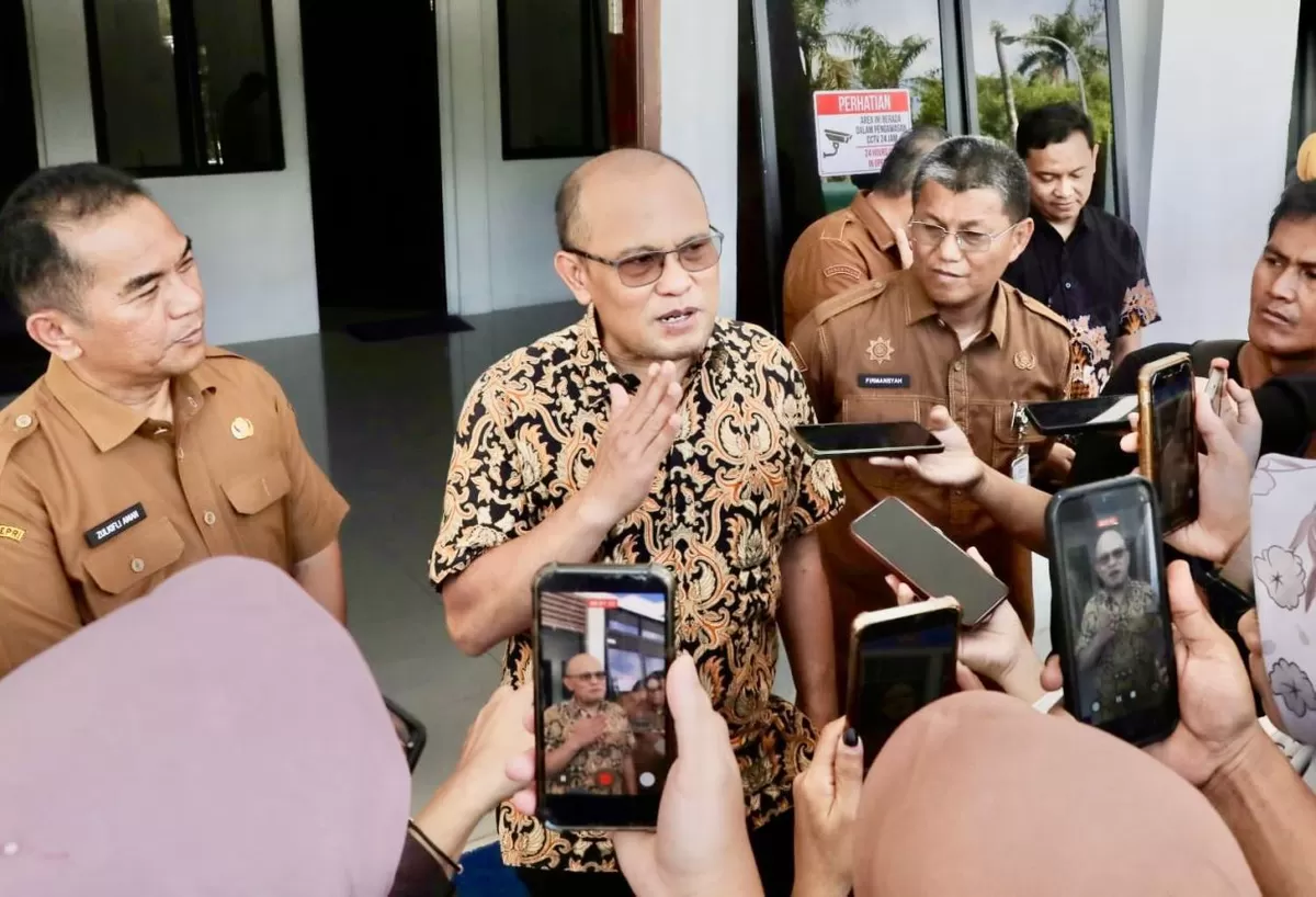 Kepala Satuan Tugas Direktorat Korsupgah KPK RI Wilayah I, Uding Juharudin, didampingi Sekda Batam, Firmansyah, memberi keterangan pada awak media, Senin, 6 April 2026.