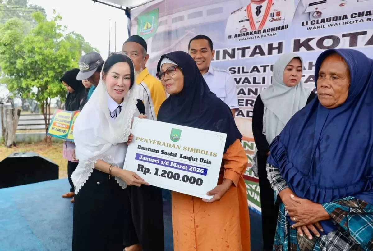 Wakil Wali Kota Batam, Li Claudia Chandra, menyerahkan bantuan sosial untuk lansia Kecamatan Galang, Selasa, 7 April 2026.