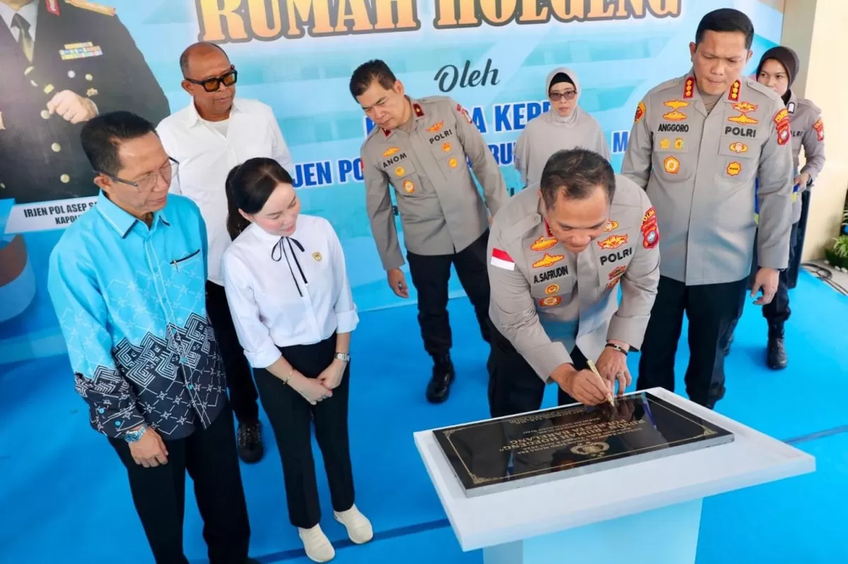 Wali Kota Batam, Amsakar Achmad, bersama Wakil Wali Kota Batam, Li Claudia Chandra, menyaksikan penandatanganan prasasti Rusun Rumah Hoegeng, Rabu, 8 April 2026.