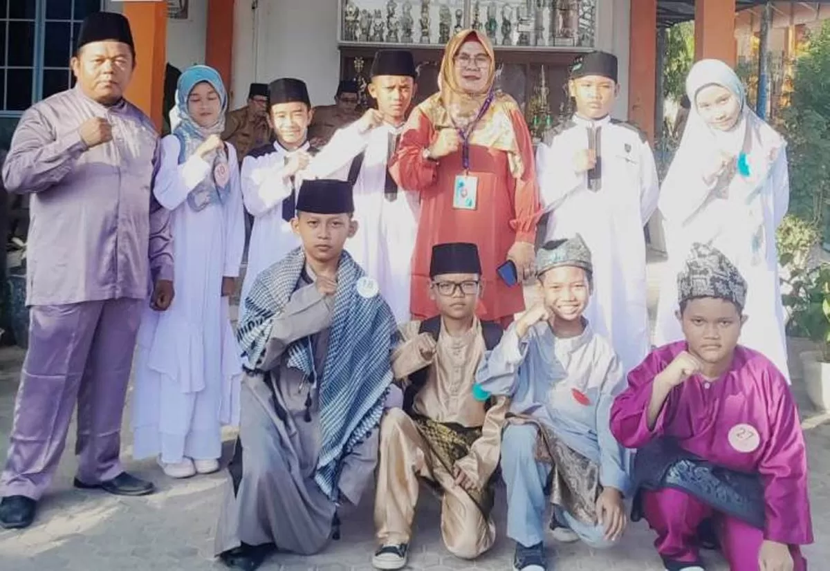Kepsek SDN  011 Bengkong, Rita Simamora, photo bersama beberapa peserta yang mengikuti ajang lomba PAI Kecamatan Bengkong, Kota Batam.