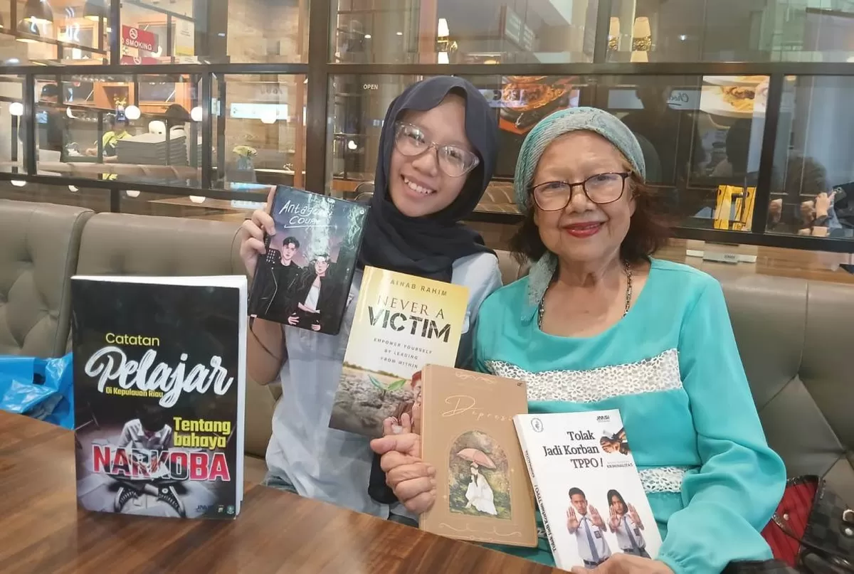 penulis legendaris asal Singapura, Zainab Rahim, kanan, photo bersama Nada Salsabila Kamil, saat bertemu di Justeak cafe Nagoya Hill Batam