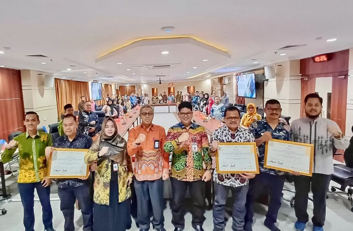 Kadiskominfo Batam, Rudi Panjaitan bersama sejumlah pejabat usai rapat pembinaan statistik sektoral sekaligus pencanangan Kelurahan Cantik Tahun 2026 di Kantor Wali Kota Batam, Kamis, 9 April 2026.
