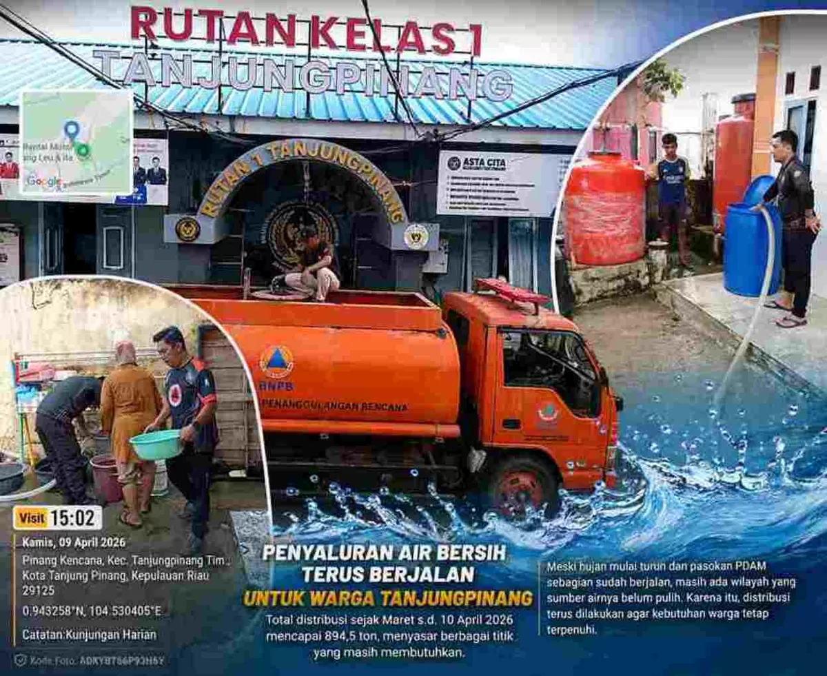 Petugas Pemko Tanjungpinang saat mendistribusikan air bersih kepada masyarakat. (Foto:Diskominfo Tanjungpinang)