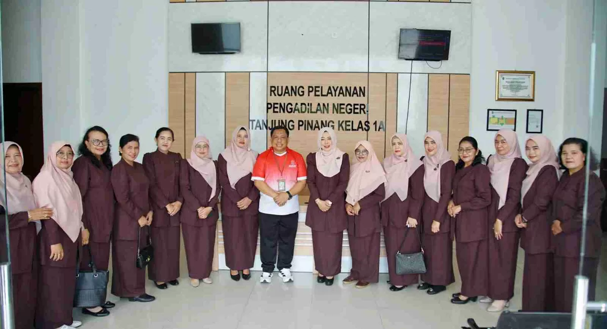 GOW Kota Tanjungpinang foto bersama saat kunker ke Pengadilan Negeri Tanjungpinang.(Foto:Diskominfo Tanjungpinang)