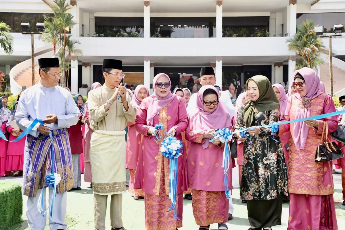 Wali Kota Batam, Amsakar Achmad bersama Ketua TP-PKK Batam, Erlita Amsakar, dan sejumlah pejabat membuka Bazar PKK Kota Batam dalam rangka MTQH XXXIV di Dataran Engku Putri, Jumat, 10 April 2026.