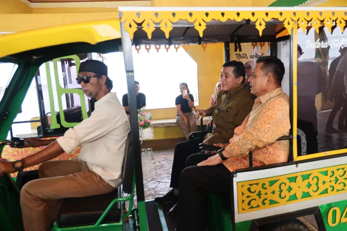 Deputi Bidang Pembangunan Kewilayahan Bappenas RI Medrilzam didampingi Gubernur Kepulauan Riau H Ansar Ahmad berkunjung ke Pulau Penyengat, Jumat, 10 April 2026.