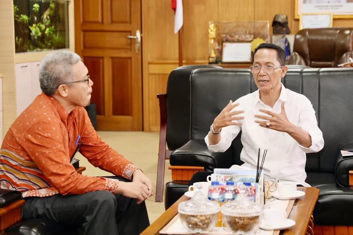 Wali Kota Batam, Amsakar Achmad, berbincang dengan Kepala BPS Kota Batam, Eko Aprianto, dalam pertemuan di Ruang Kerja Wali Kota Batam, Kamis, 9 April 2026.