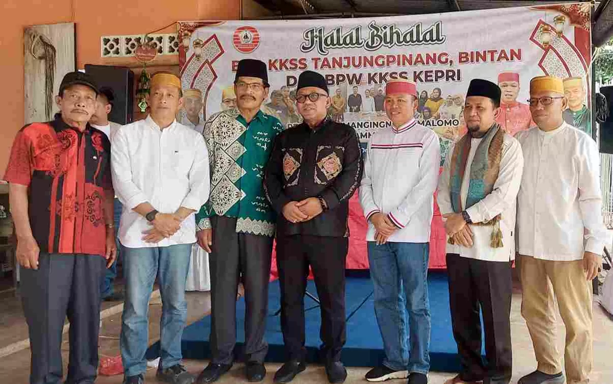 Walikota Tanjungpinang Lis Darmansyah foto bersama BPD KKSS Tanjungpinang dan Bintan di ajang silaturahmi.(Foto:Diskominfo Tanjungpinang)