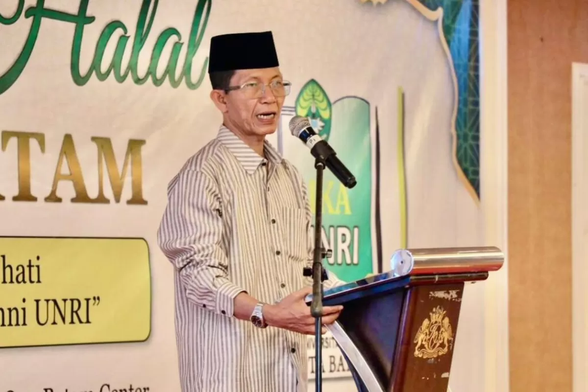 Wali Kota Batam, Amsakar Achmad, menyampaikan sambutan saat menghadiri halalbihalal bersama IKA UNRI di Hotel Harmoni One, Batamcentre, Sabtu, 11 April 2026.
