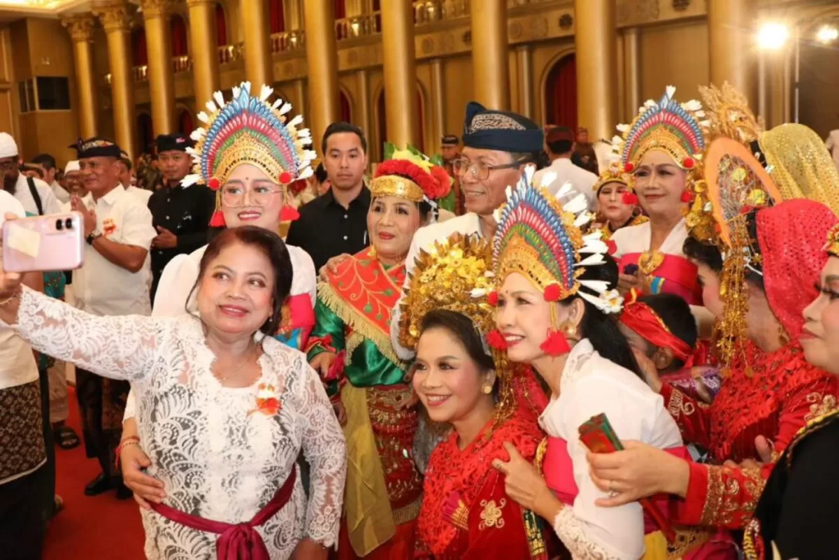  Sejumlah warga berswafoto bersama Wali Kota Batam, Amsakar Achmad, saat perayaan Dharma Santi Nyepi Tingkat Kota Batam Tahun Baru Saka 1948 di Harmoni One Hotel, Batamkota, Minggu, 12 April 2026.