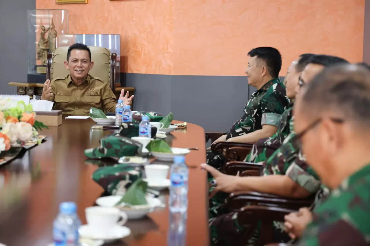Gubernur Kepri Ansar Ahmad saat melakukan peremuan bersama  Komandan SESKOAU) Marsekal Muda TNI Dr. Jorry S. Koloay dan rombongan. (Foto:Diskominfo Kepri)