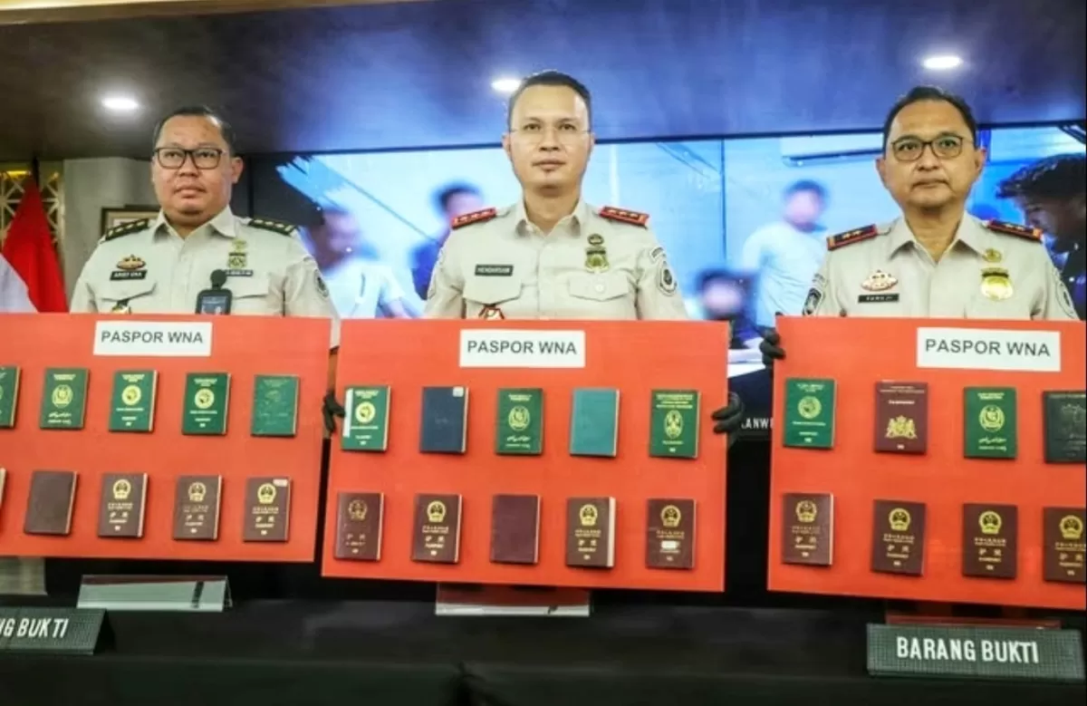 Kemenimipas menunjukan barang bukti paspor hasil pengamanan 346 WNA dari Operasi Wirawaspada 2026, (Foto:IST)