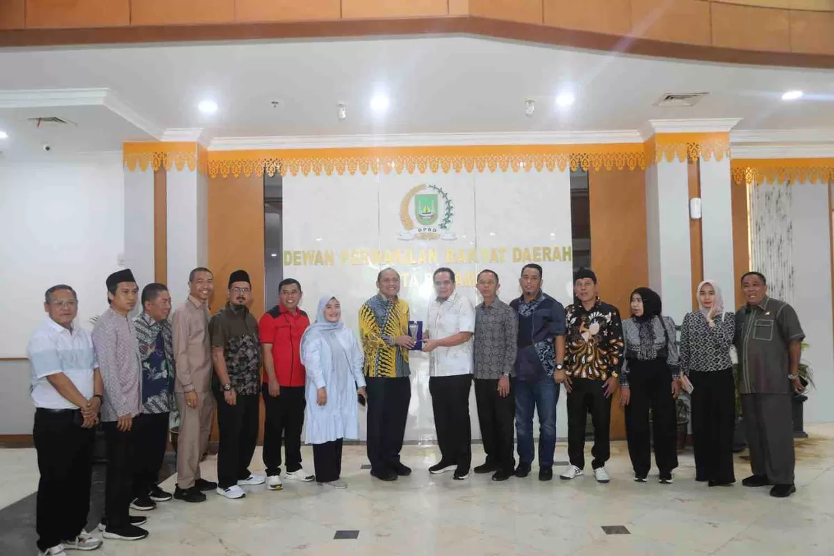 Anggota Komisi III DPRD Kota Batam photo bersama rombongan anggota DPRD Kabupaten Serang, Provinsi Banten, usai membahas LKPj (humas DPRD)