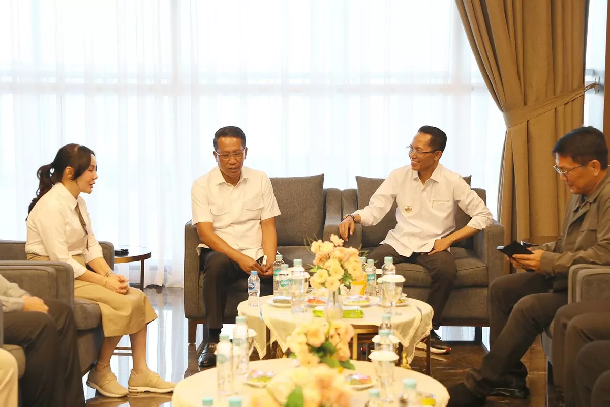 Walikota Batam Amsakar Achmad, bersama Wakil Walikota Batam Li Claudia Chandra saat berbincang dengan Menkum RI, Supratman Andi Agtas.(Foto:Diskominfo Batam)