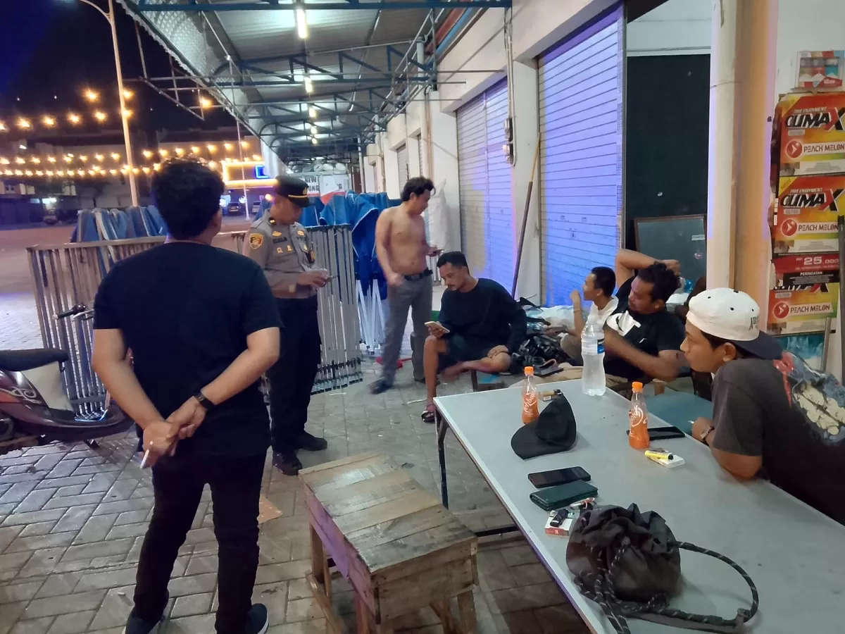 Personel Polresta Barelang saa iba dilokasi merespon cepat layanan darurat 110 terkait keributan di wilayah hukum Polsek Sagulung. (Foto: Humas Polresta Barelang)