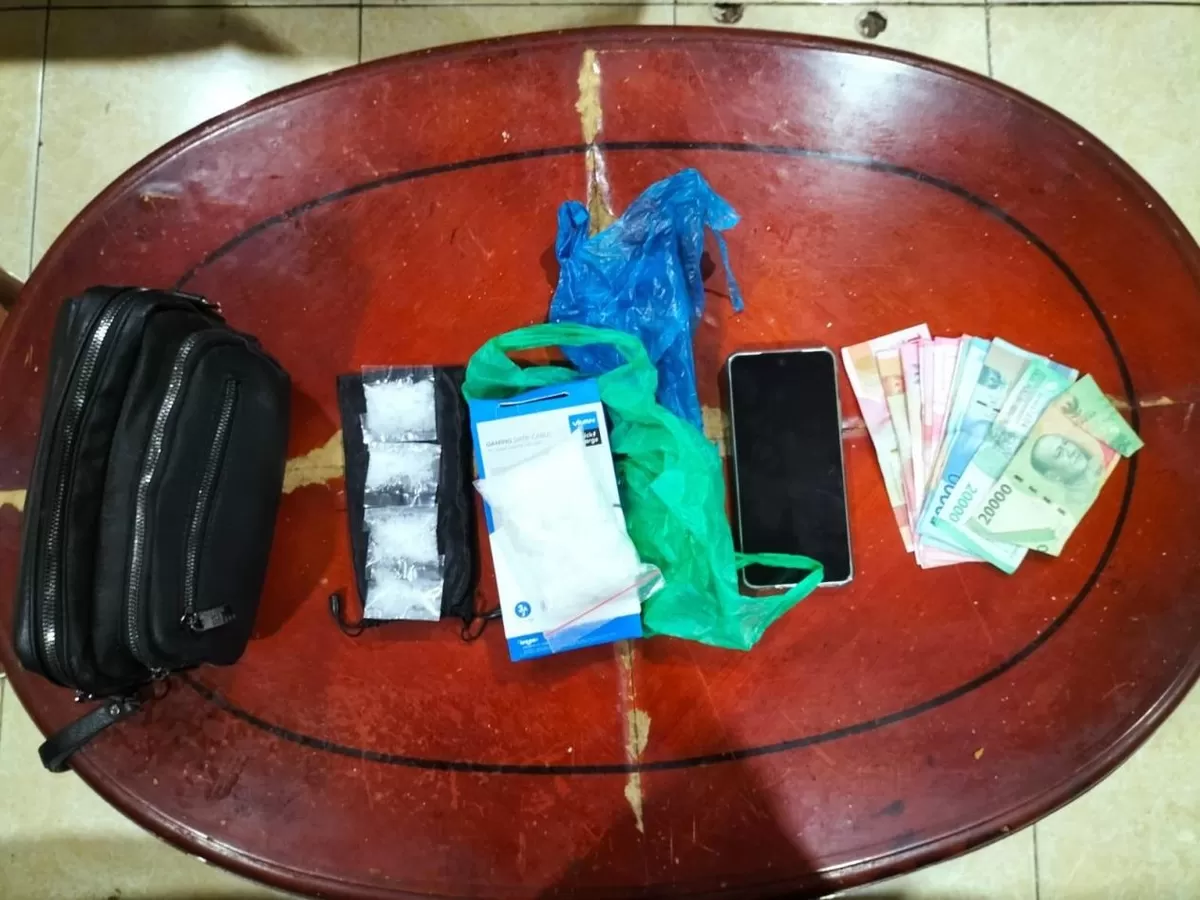 Barang bukti berupa sabu, uang tunai, handphone dan lainnya berhasil di sita Polda Kepri.(Foto:Humas Polda Kepri)