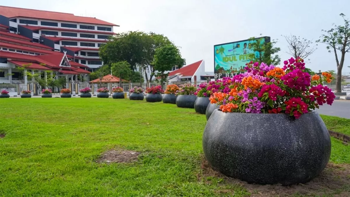 Sejumlah pot berisi tanaman hias Bougenville yang tertata rapi di taman depan kantor BP Batam.(Humas BP Batam)