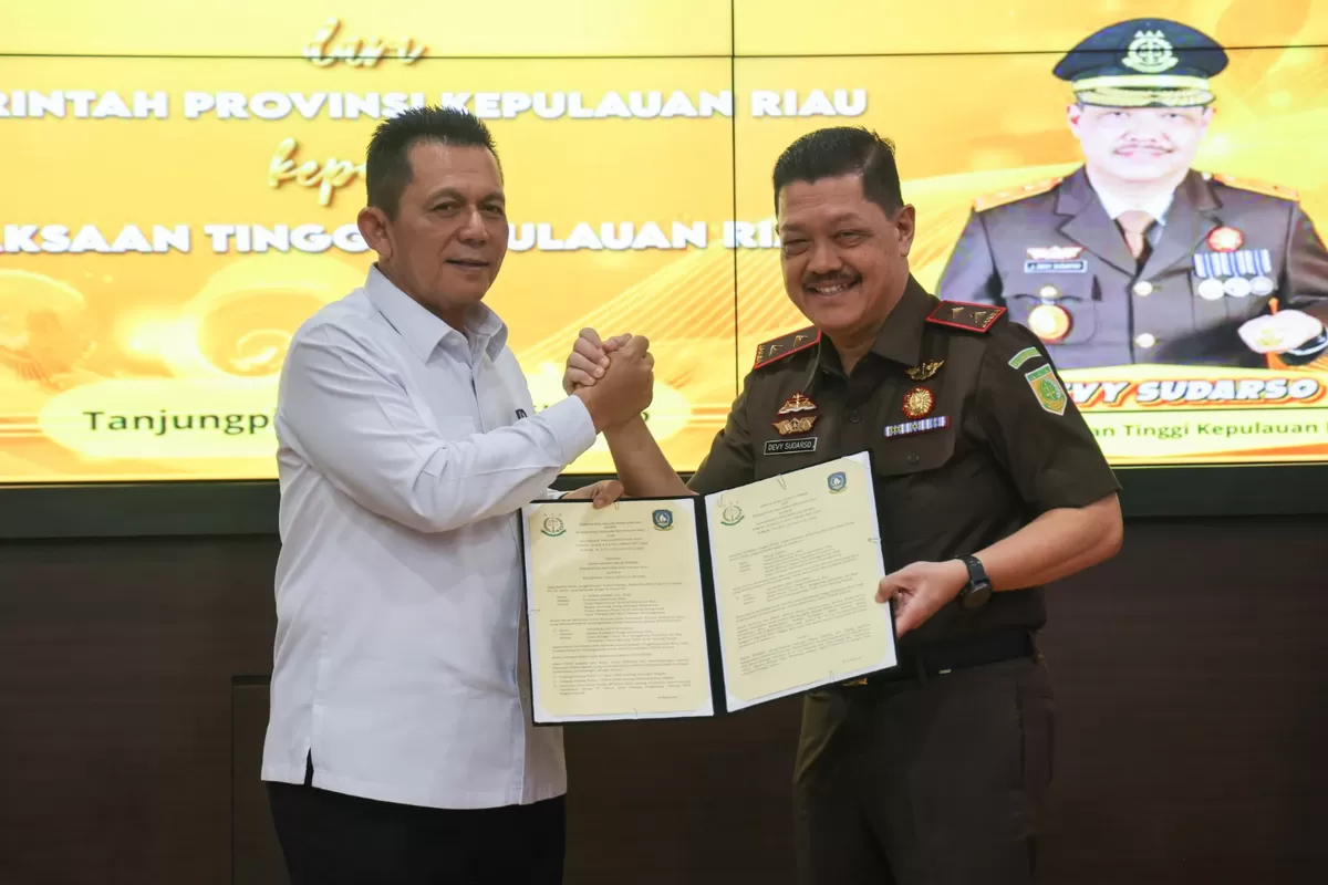 Gubernur Kepri Ansar Ahmad menyerahkan surat hibah lahan seluas 2000 meter untuk mess Kejaksaan Negeri Natuna kepada Kepala Kejati Kepri, J Devy Sudarso.(Foto:Diskominfo Kepri)