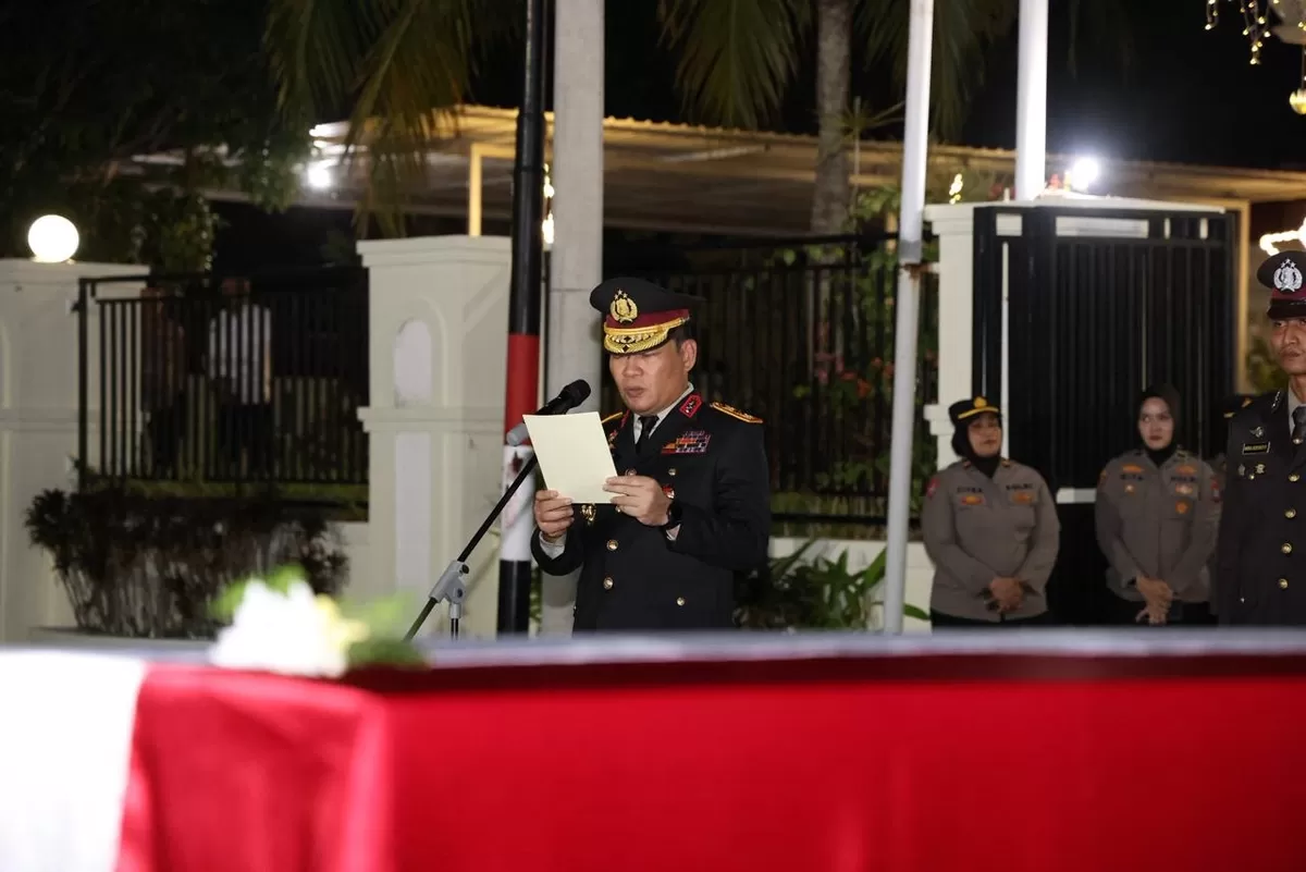 Wakapolda Kepri Brigjen Pol. Dr. Anom Wibowo, S.I.K., M.Si, melakukan prosesi pelepasan jenazah Kabag Binkar Ro SDM Polda Kepri AKBP M. Khalid Zulkarnain, S.I.K., M.H akan diterbangkan ke Jakarta. (Muhammad Kamil)