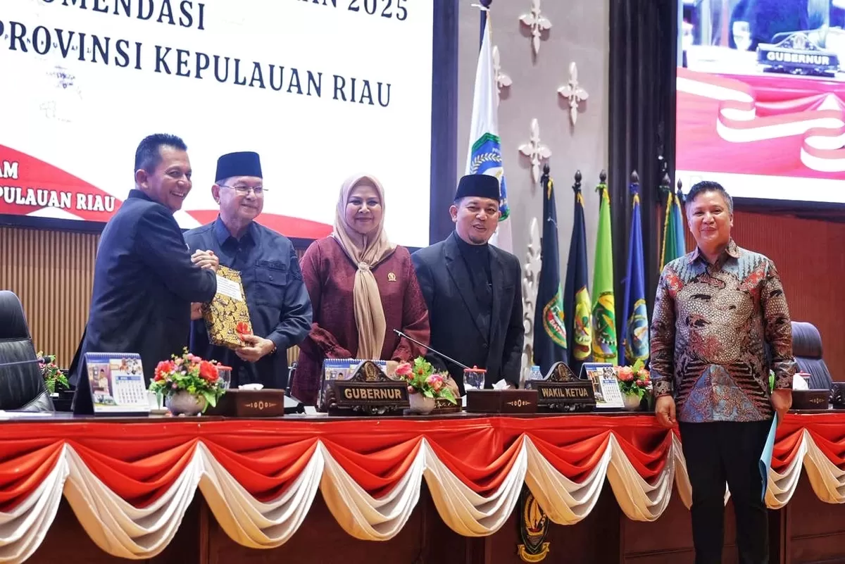 Gubernur Kepri Ansar Ahmad menerima dokumen penyampaian laporan akhir Pansus LKPj Tahun Anggaran 2025 di Gedung DPRD Provinsi Kepri.(Foto:Humas DPRD Kepri)