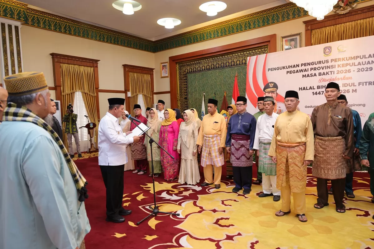 Gubernur Kepri Ansar Ahmad saat mengukuhkan Pengurus Perkumpulan Purnabakti Pegawai Provinsi Kepri Masa Bakti 2026&ndash;2029.(Foto:Diskominfo Kepri)