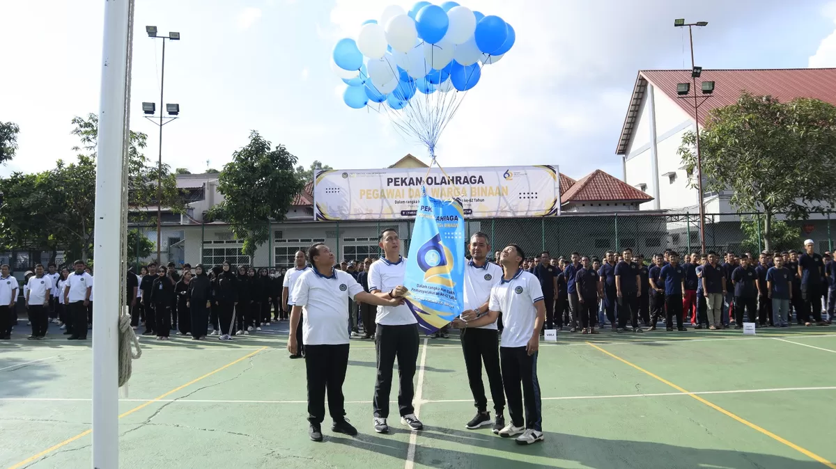 Kalapas Batam Yosafat Rizanto saat melepas balon PORSENAP