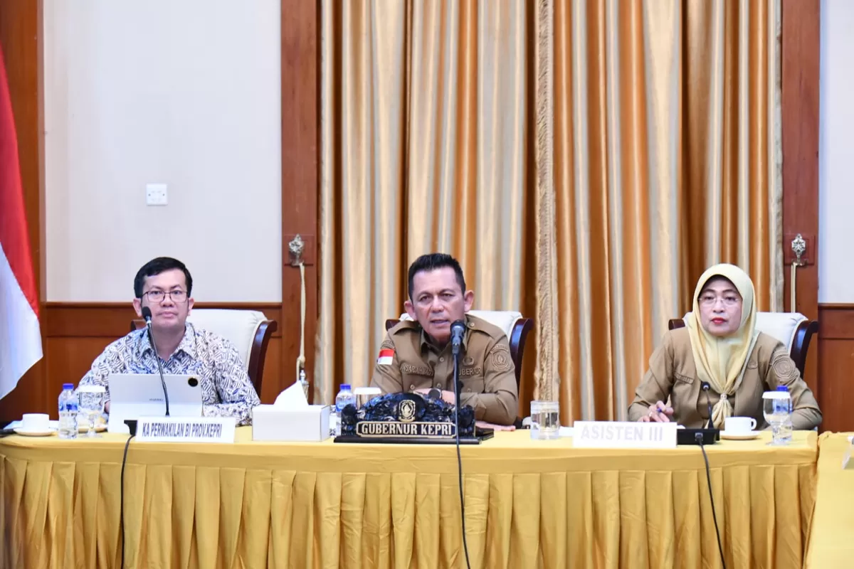 Gubernur Kepri Ansar Ahmad saat memimpin High Level Meeting Percepatan dan Perluasan Digitalisasi Daerah bersama para Bupati dan Walikota se-Provinsi Kepri.(Foto:Diskominfo Kepri)