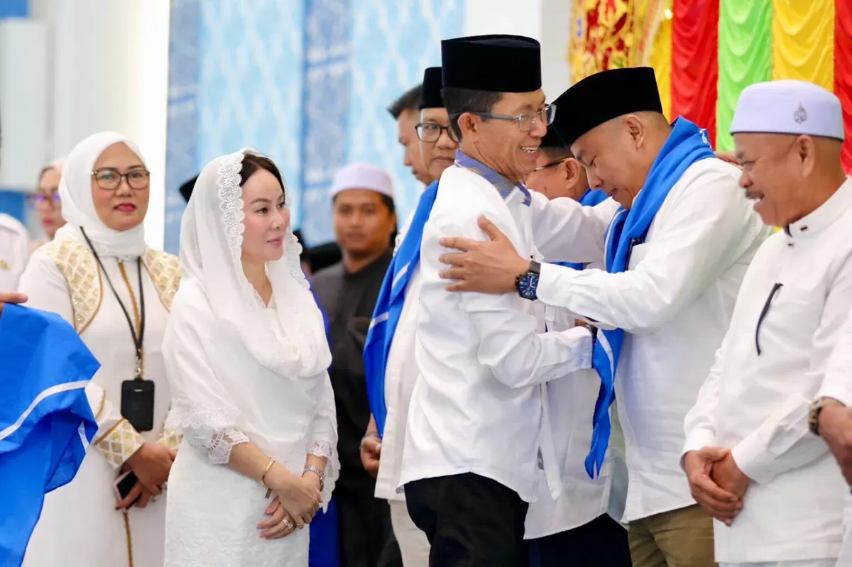 Walikota Batam Amsakar Achmad berpelukan saat melepas  641 Jemaah Calon Haji (JCH) asal Kota Batam.(Foto:Diskominfo Batam)