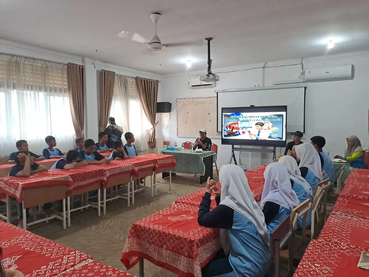 Kepala Sekolah SMPN 36 Batam Afridal, S.Pd., M.M.,saat membuka kegiatan Workshop Lierasi kepada siswa-siswi kelas VII dan VIII.(Foto:IST)
