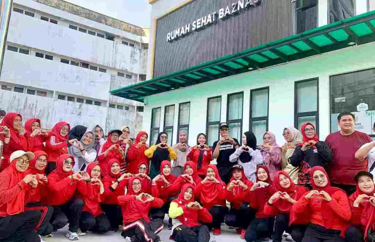 Ketua YJI Kota Tanjungpinang Yuniarni Pustoko Weni foto bersama usai kegiatan Senam Jantung Sehat di halaman Klinik RSB Kepri. (Foto:Diskominfo Tanjungpinang)