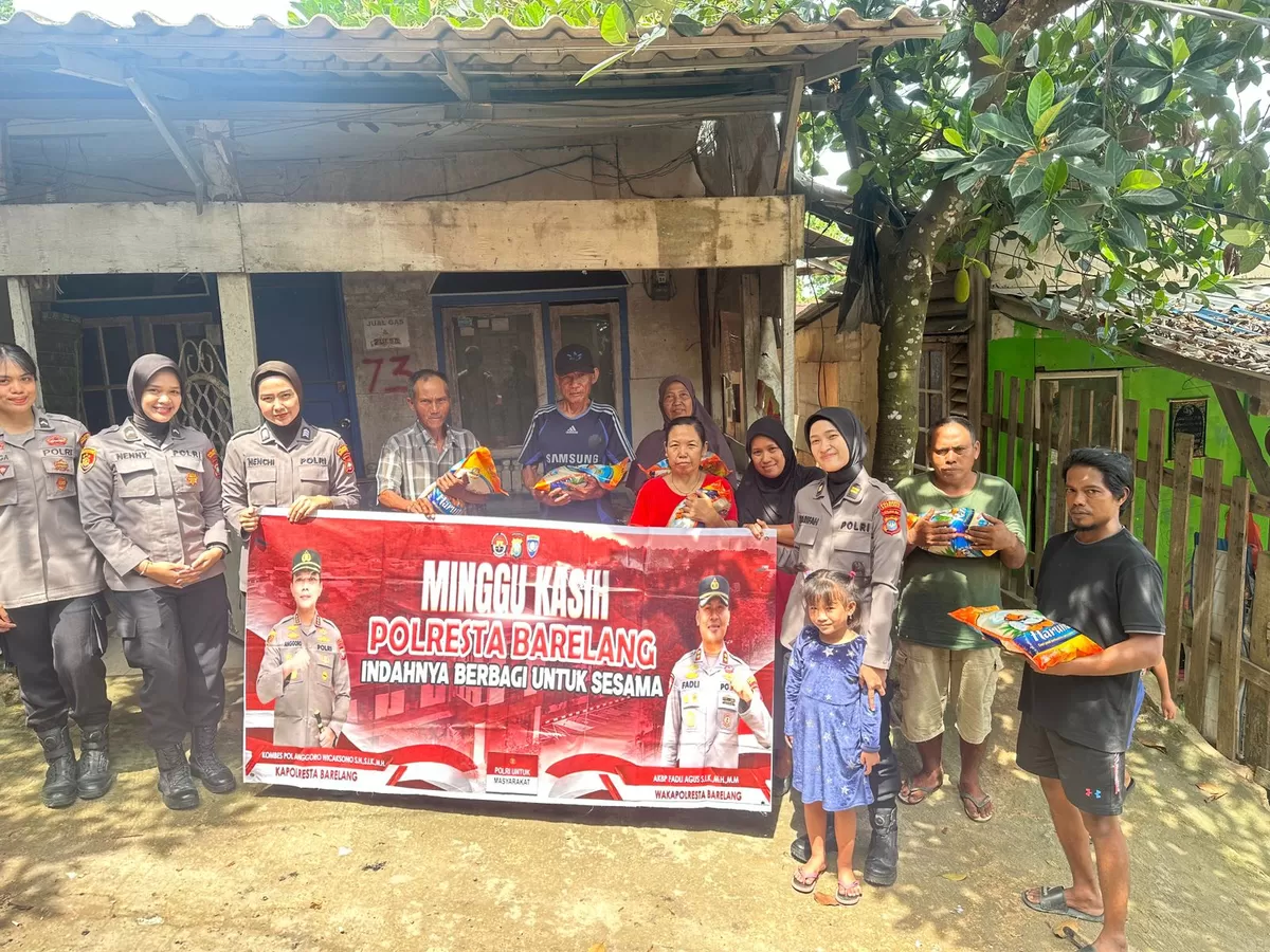 Polwan Polresta Barelang Gelar Kegiatan Minggu Kasih dengan Membagikan Bingkisan kepada Masyarakat di Kabil